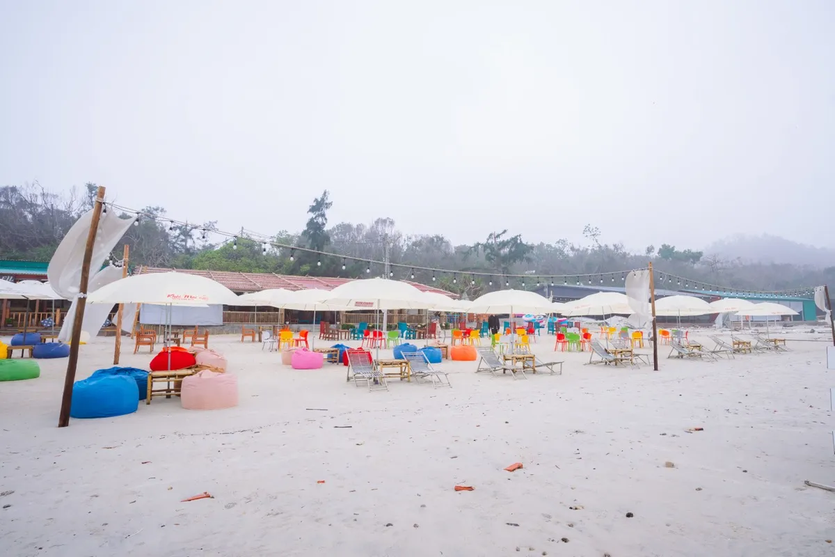 Không gian nhà hàng bãi biển Khải Mai