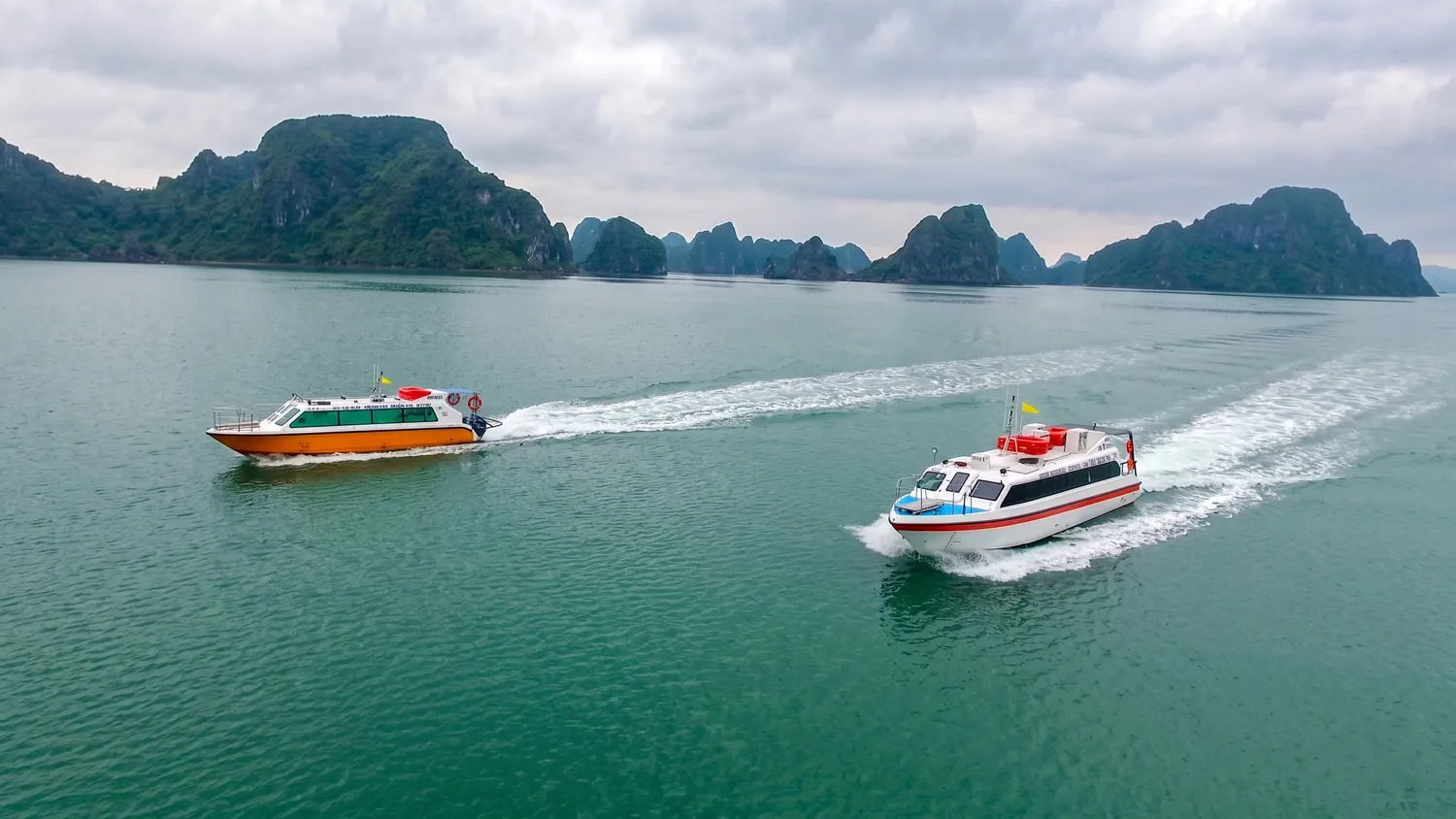 Tàu cao tốc lướt sóng đi Minh Châu